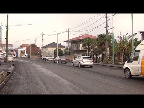 ბათუმში, წვიმაში დაგებული ასფალტის საფარი მოხსნეს